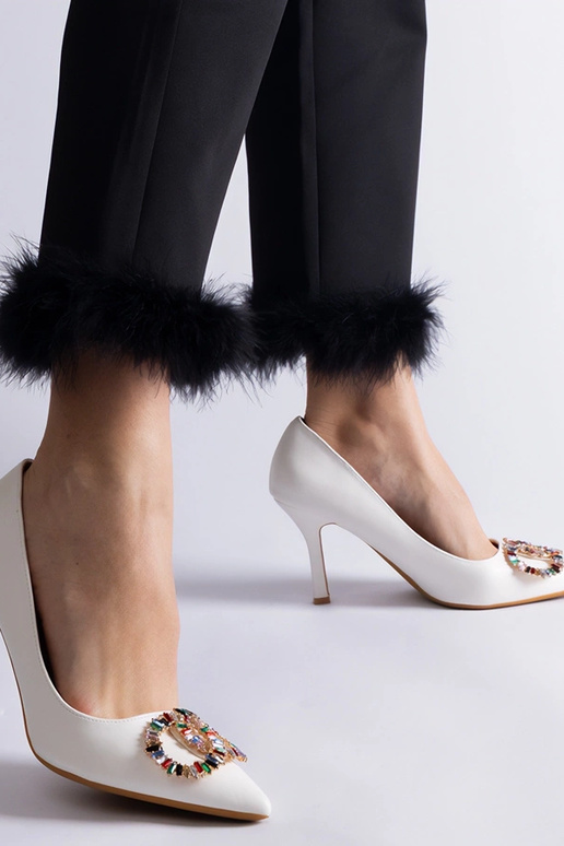 Salto alto branco decorado com...