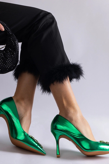Sapatos de salto agulha em verniz verde decorados com zircões Almana