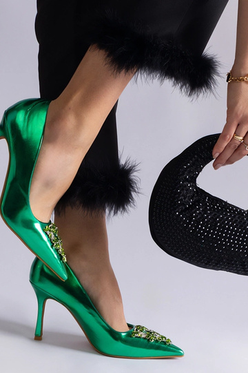 Sapatos de salto agulha em verniz verde decorados com zircões Almana 2