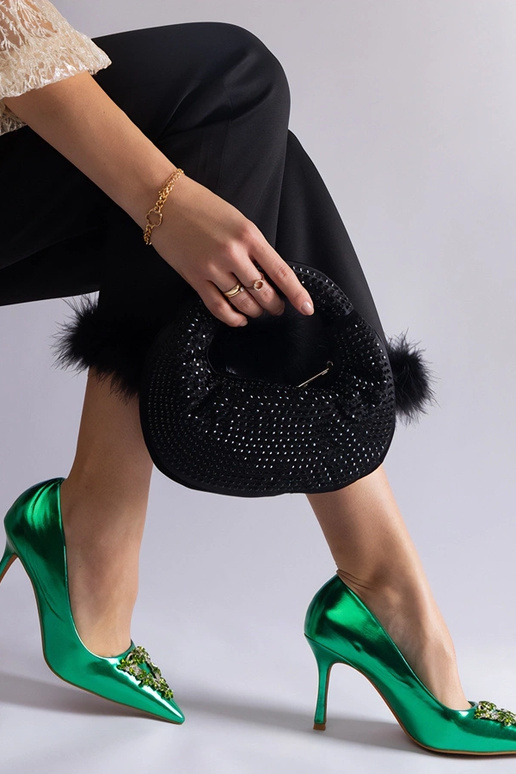 Sapatos de salto agulha em verniz...