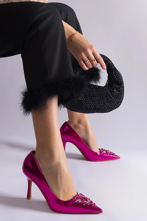 Sapatos de salto alto em verniz rosa...