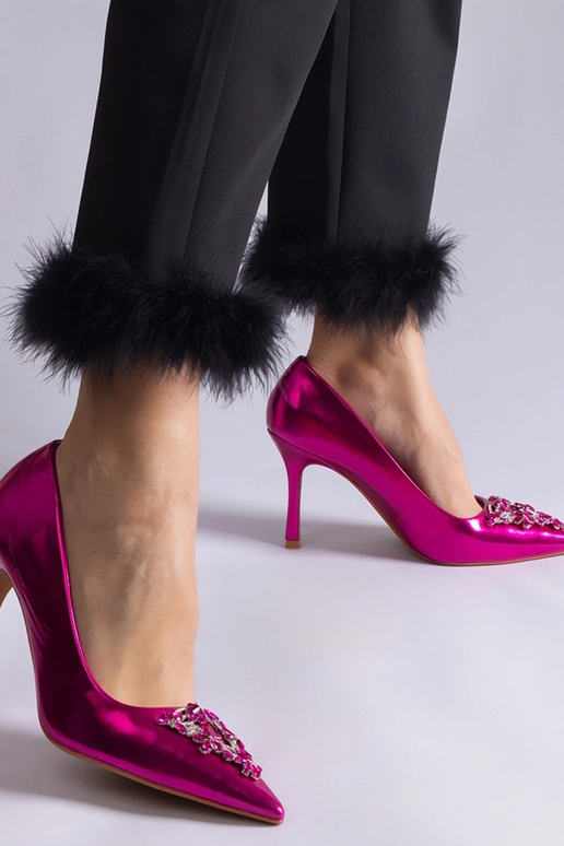 Sapatos de salto alto em verniz rosa...