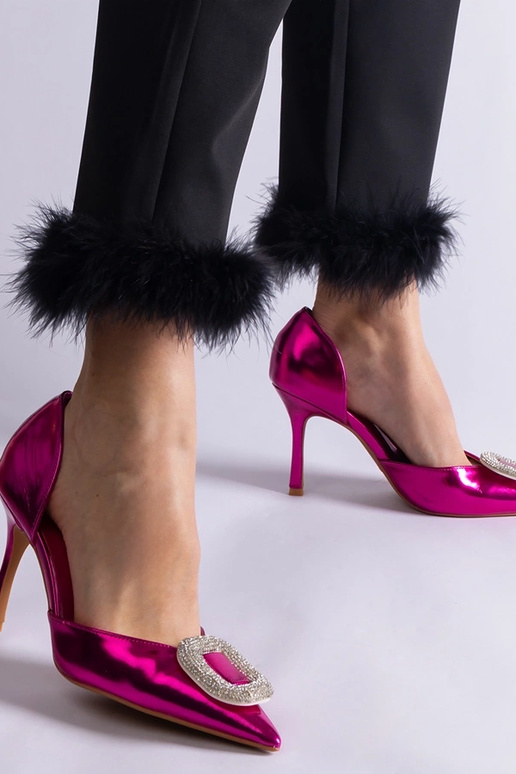 Salto alto rosa decorado com zircões...