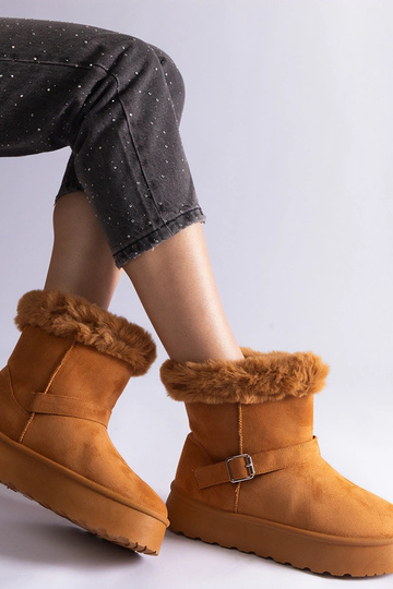 Botas de neve marrons com isolamento e decoradas com pele Iglesia