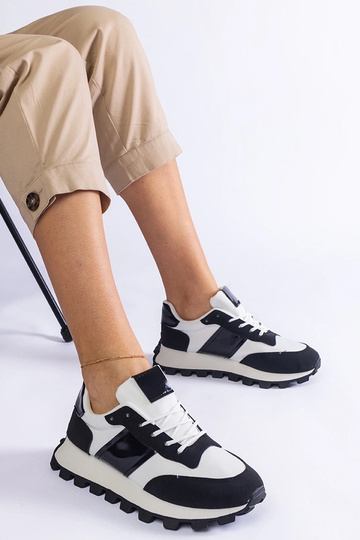 Tênis preto com protetor...