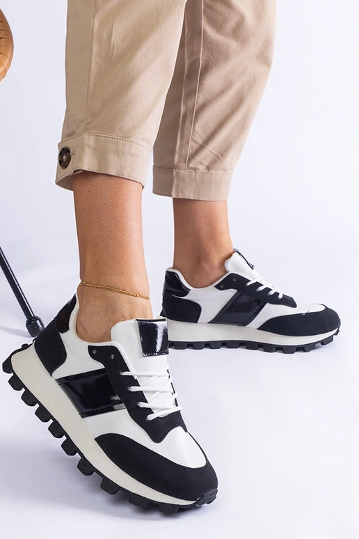 Tênis preto com protetor Restia visível