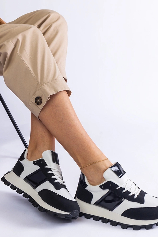 Tênis preto com protetor Restia visível