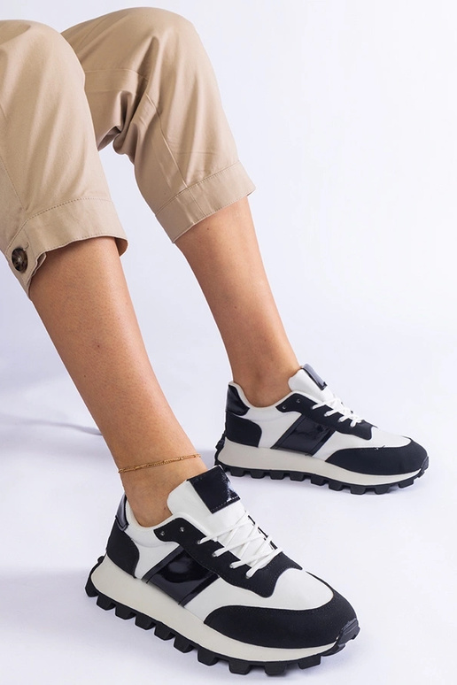 Tênis preto com protetor Restia visível