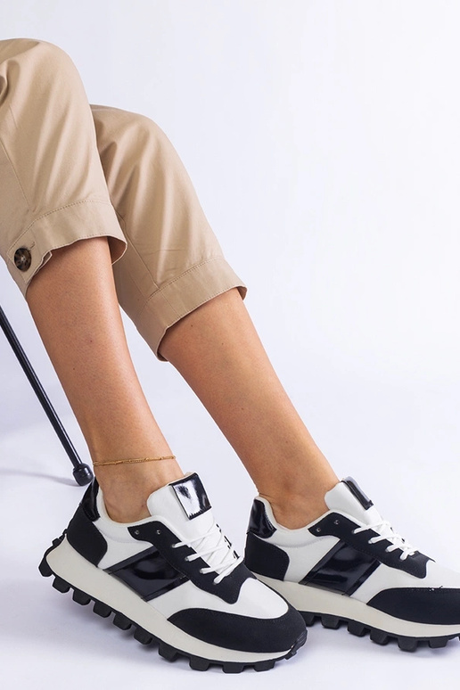 Tênis preto com protetor Restia visível