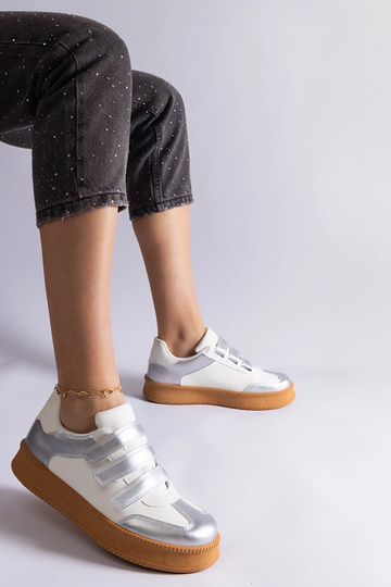 Tênis prateado com fecho de... 2