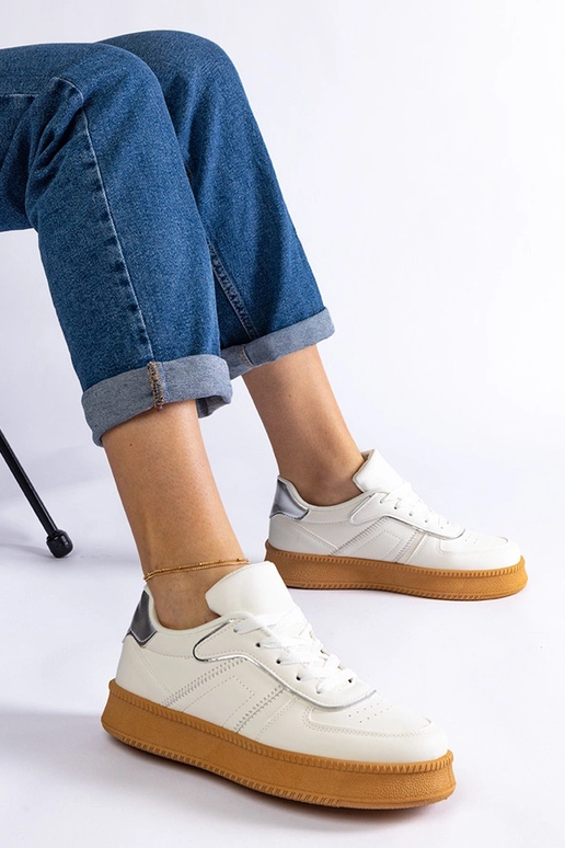 Tênis branco com cadarço na...