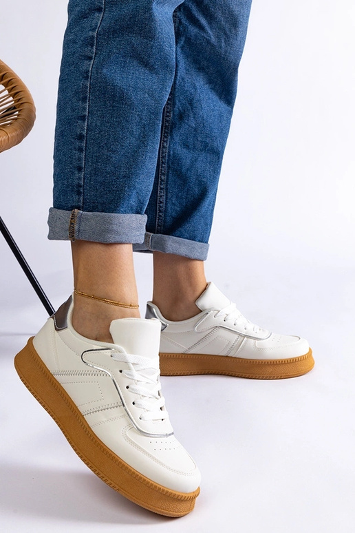 Tênis branco com cadarço na...