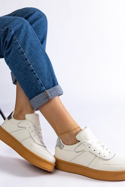 Tênis branco com cadarço na...