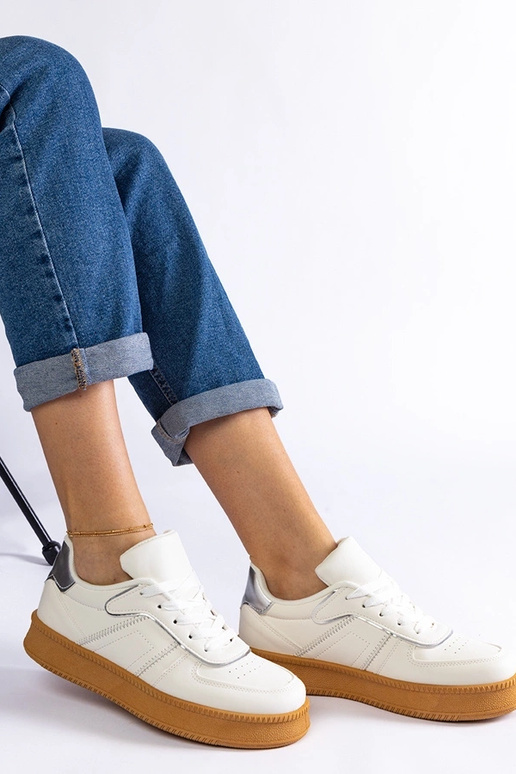 Tênis branco com cadarço na...