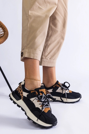 Tênis pretos decorados com... 2