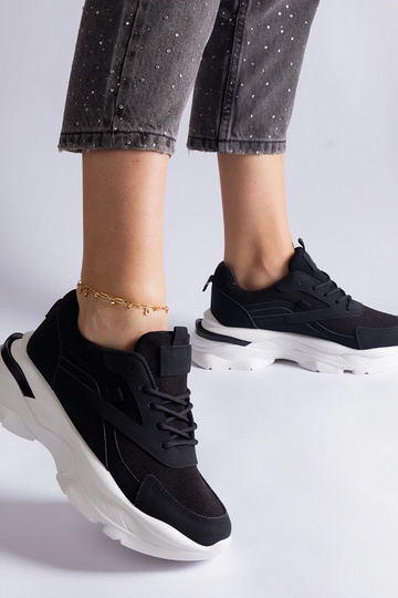 Tênis preto com sola mais...