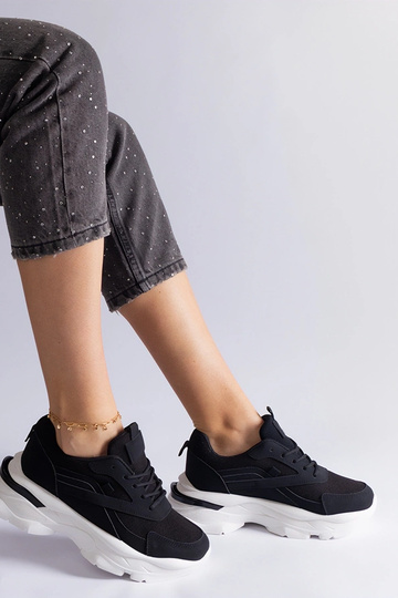 Tênis preto com sola mais... 2