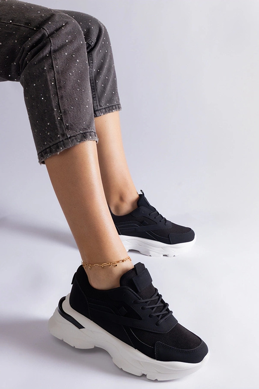 Tênis preto com sola mais grossa...