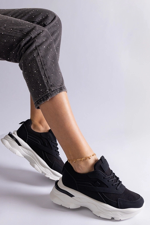 Tênis preto com sola mais grossa...