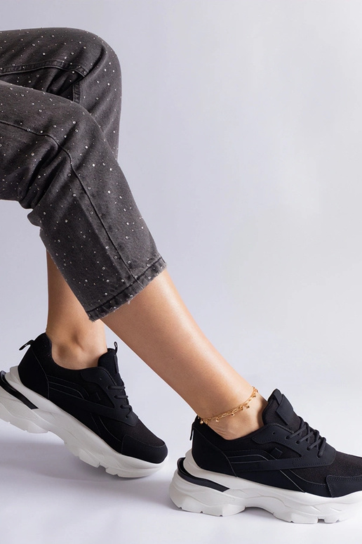 Tênis preto com sola mais grossa...