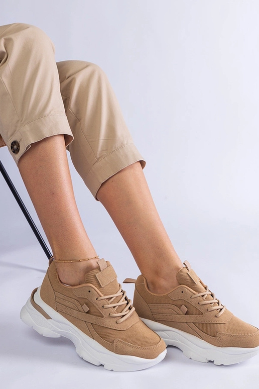 Tênis marrom com sola mais grossa...