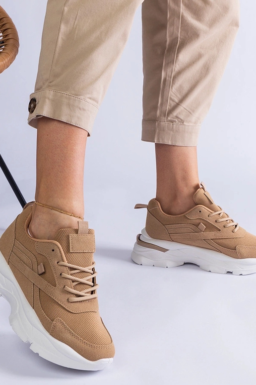 Tênis marrom com sola mais grossa...