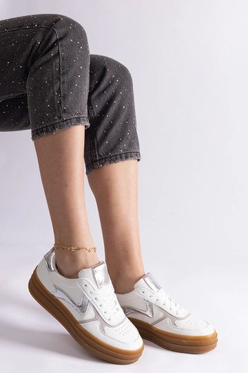 Tênis branco e prata com...