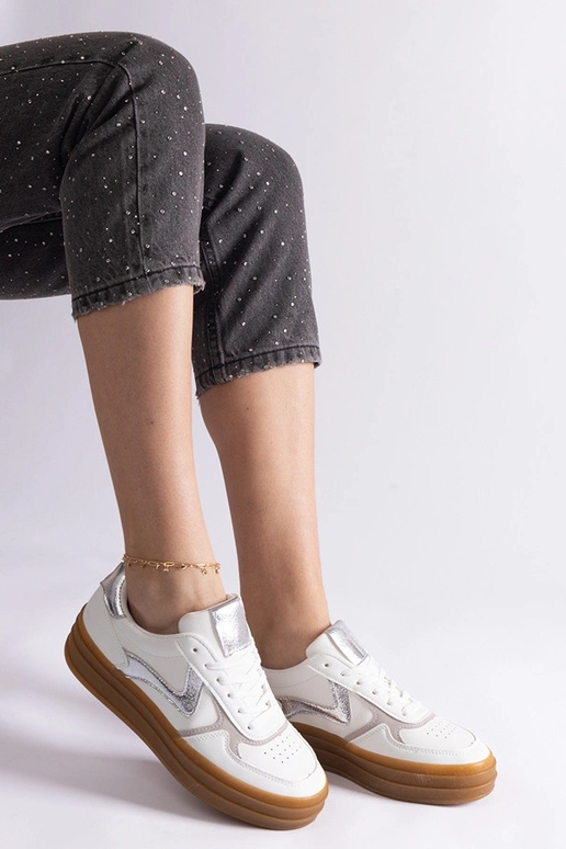 Tênis branco e prata com solado de...