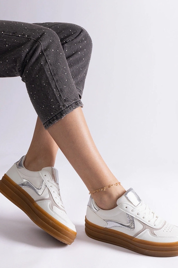 Tênis branco e prata com... 2