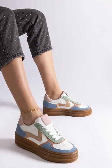 Tênis azul com solado de...