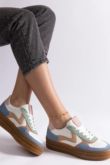 Tênis azul com solado de... 2