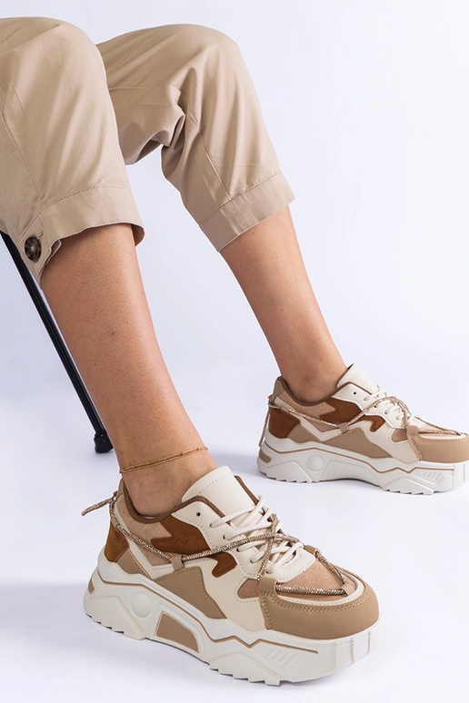 Tênis marrom decorado com cordão de...