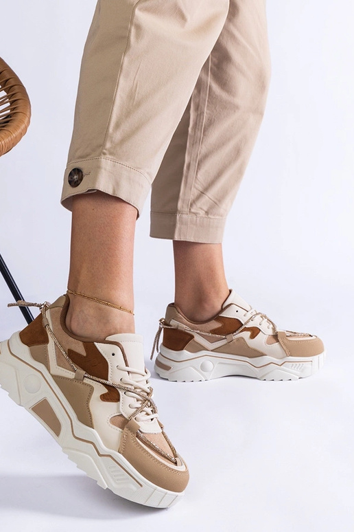 Tênis marrom decorado com cordão de...