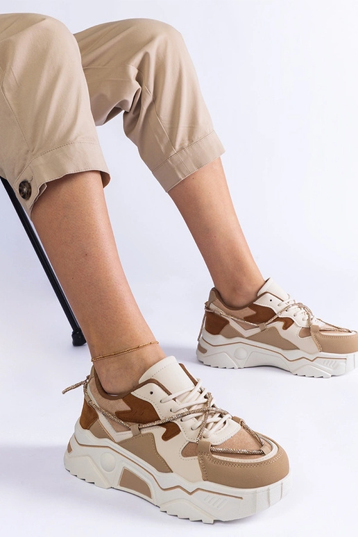 Tênis marrom decorado com cordão de...