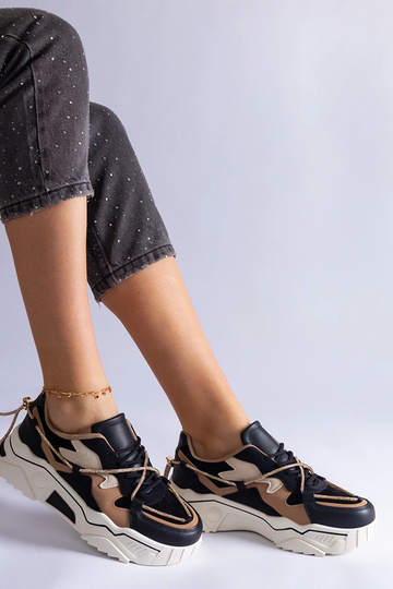 Tênis preto decorado com...