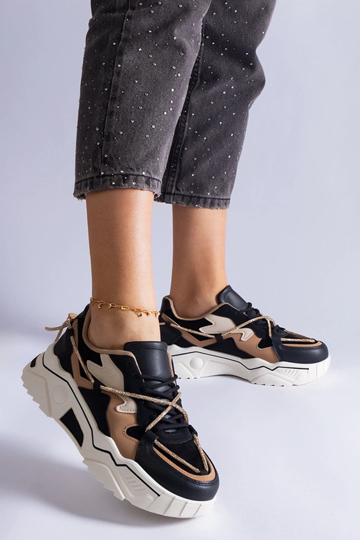 Tênis preto decorado com cordão de...