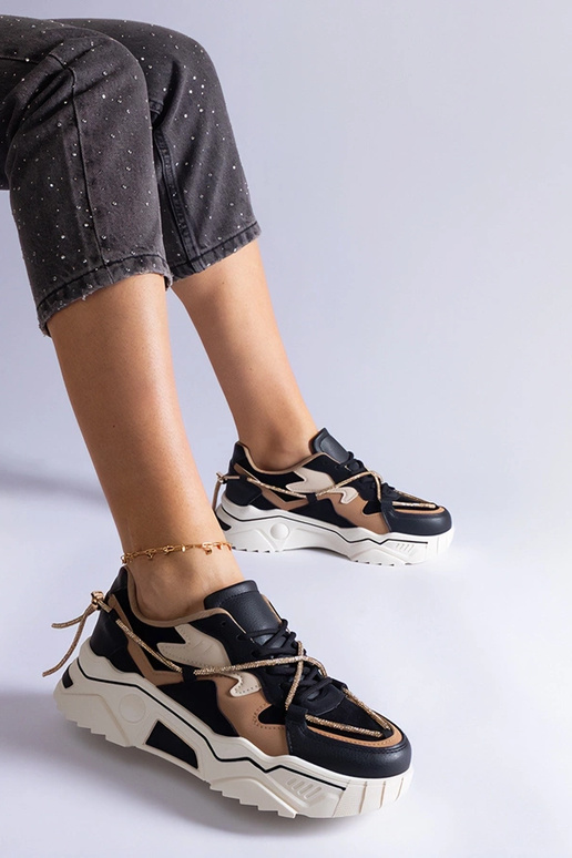 Tênis preto decorado com cordão de...