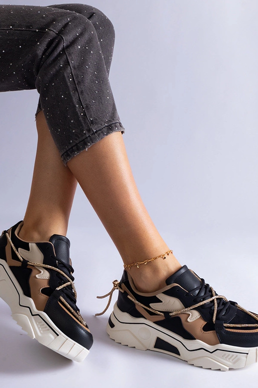 Tênis preto decorado com cordão de...