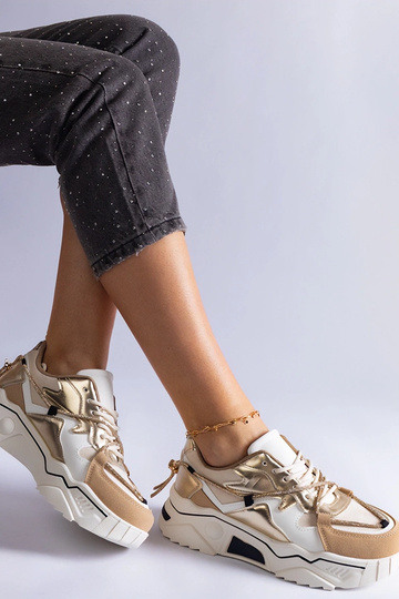 Tênis bege decorado com...