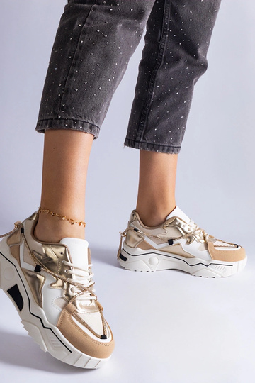 Tênis bege decorado com... 2