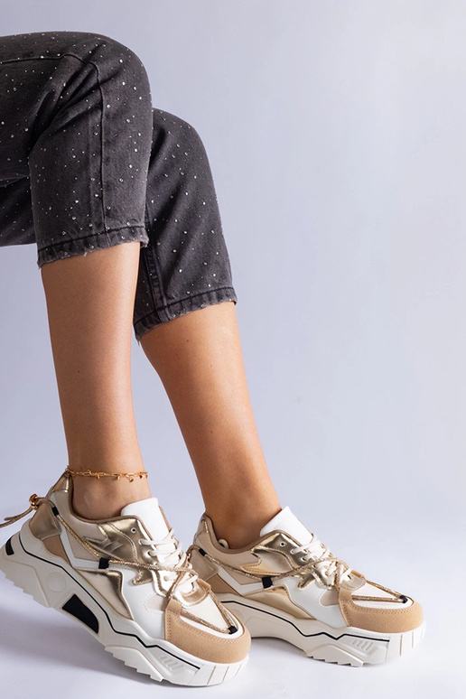 Tênis bege decorado com cordão de...