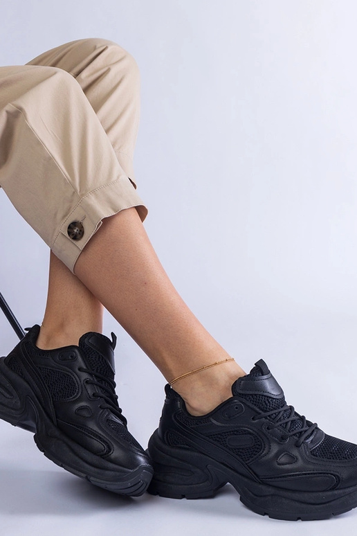 Tênis preto com sola Adom enorme