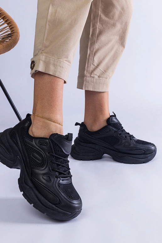 Tênis preto com sola Adom enorme