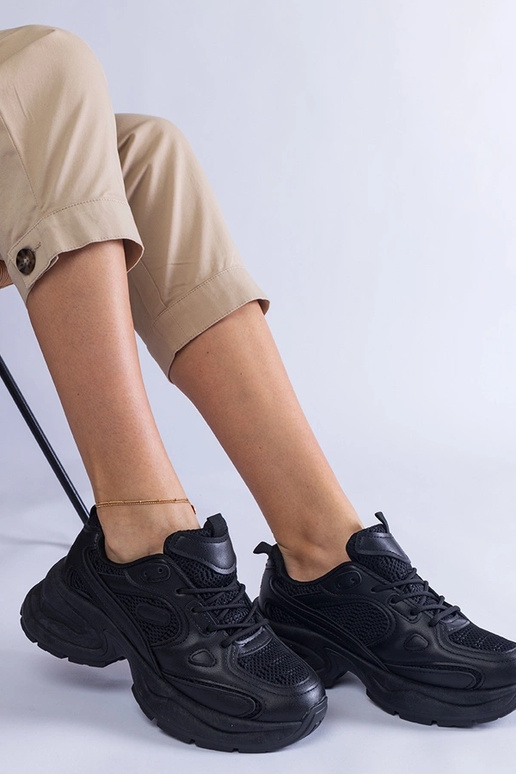 Tênis preto com sola Adom enorme