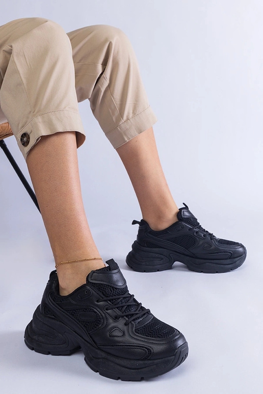 Tênis preto com sola Adom enorme