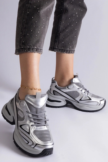 Tênis prateados com sola...