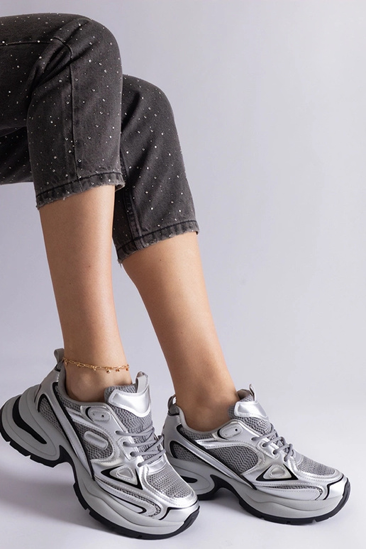 Tênis prateados com sola Adom enorme