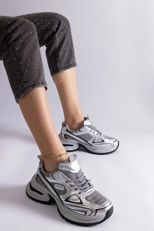 Tênis prateados com sola Adom enorme