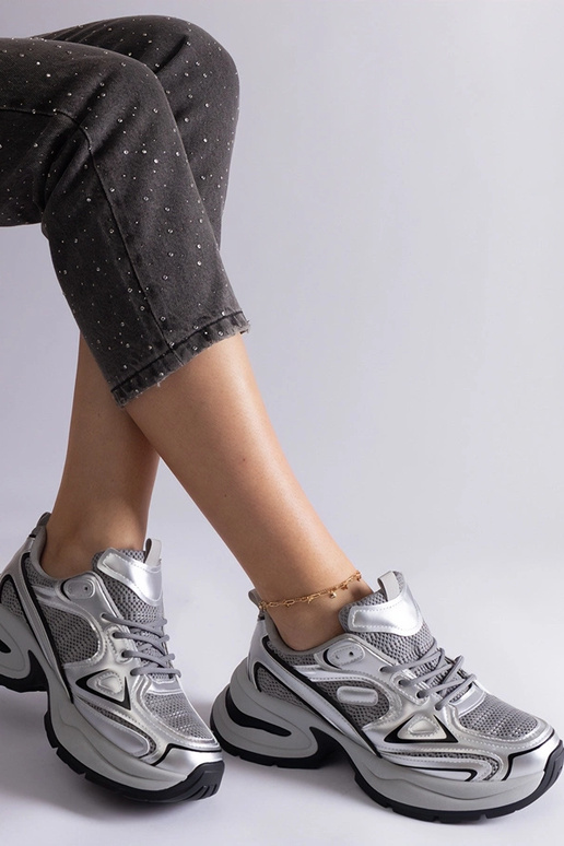 Tênis prateados com sola Adom enorme