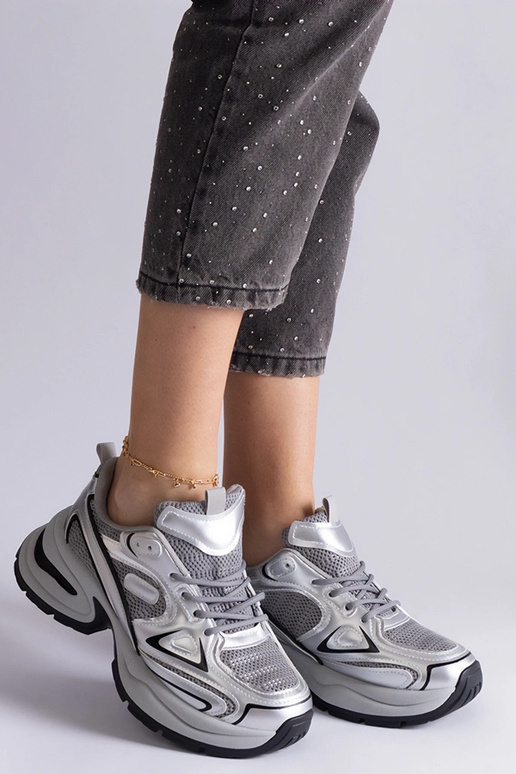 Tênis prateados com sola Adom enorme